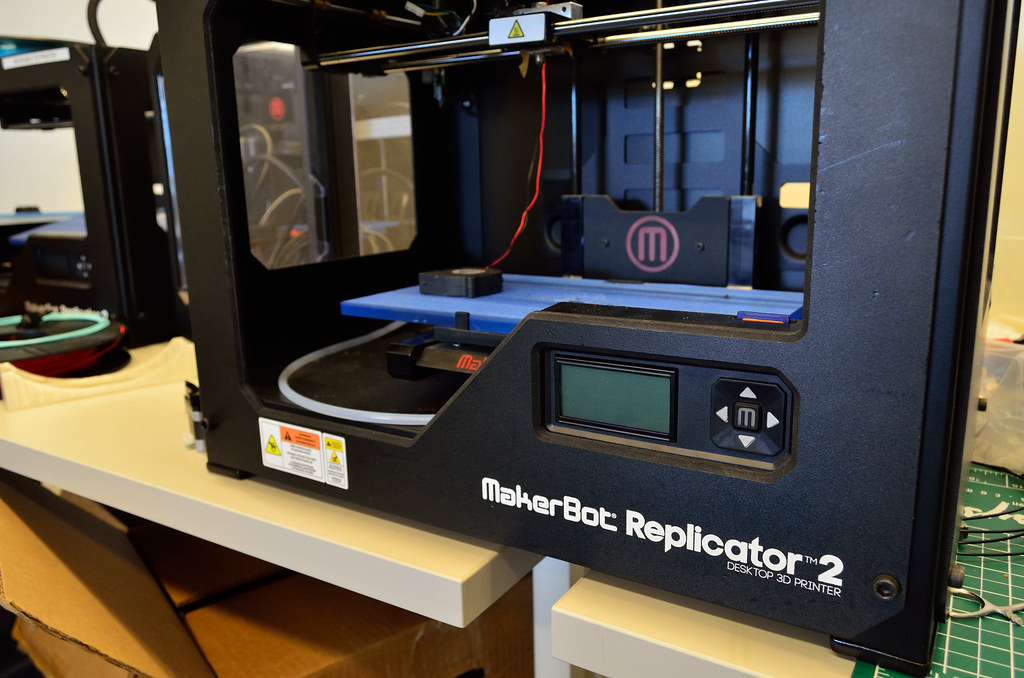 3D-Drucker bei der Arbeit auf einer Werkbank