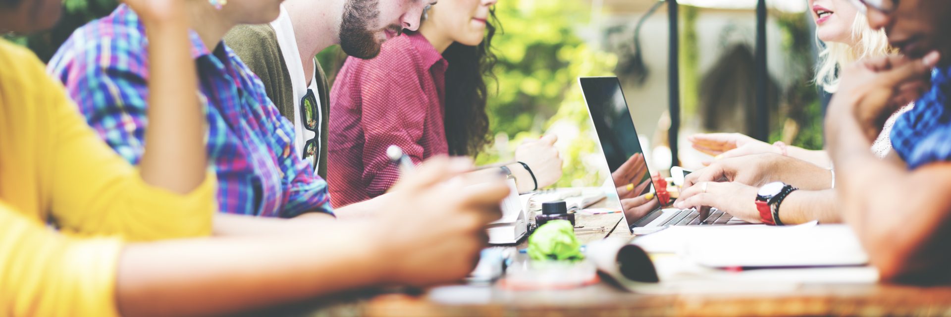Junge Menschen arbeiten gemeinsam am Laptop