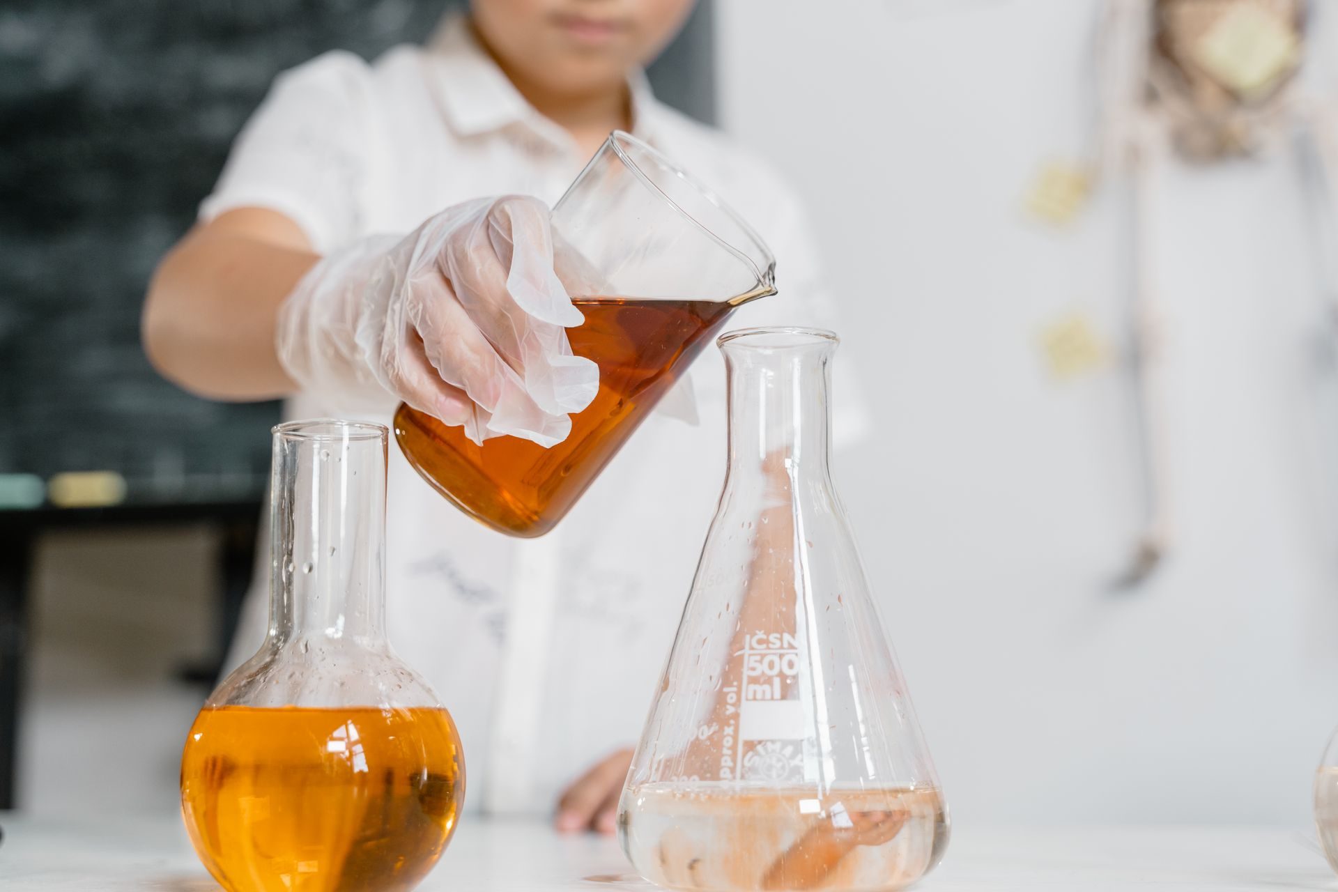 Naturwissenschaftliches Experiment mit Glaskolben