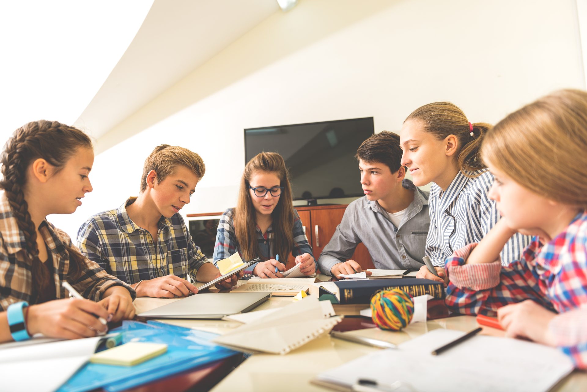 Schülerinnen und Schüler der Oberstufe bei der Gruppenarbeit
