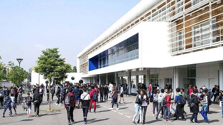 Schulhof des Lycée Léonard de Vinci in Paris
