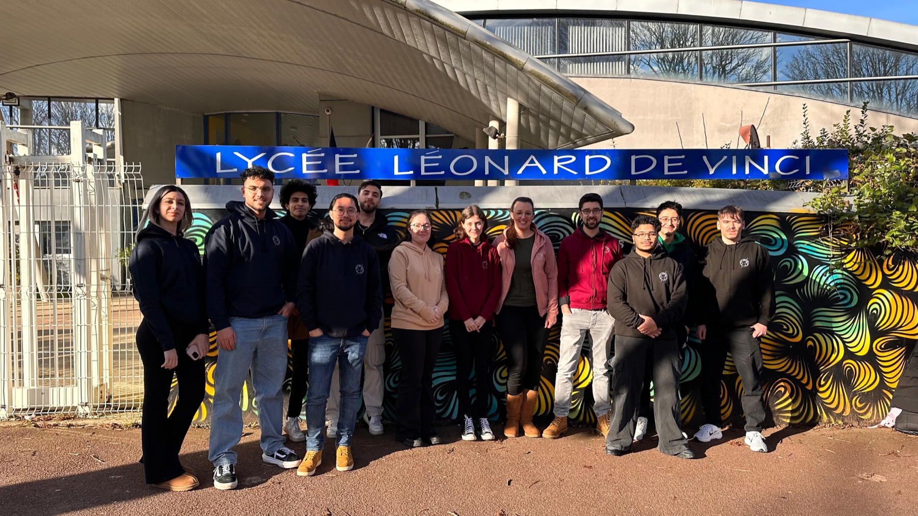 Gruppe in Schoolwear vor dem Eingang des Lycée Léonard de Vinci in Paris