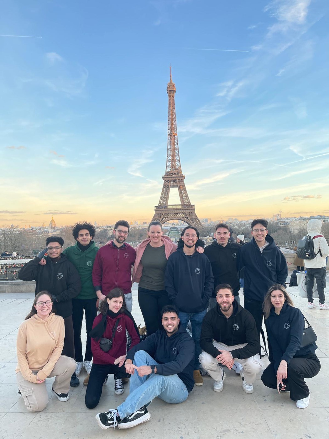 Schülerinnen und Schüler in Schoolwear vor dem Eiffelturm in Paris