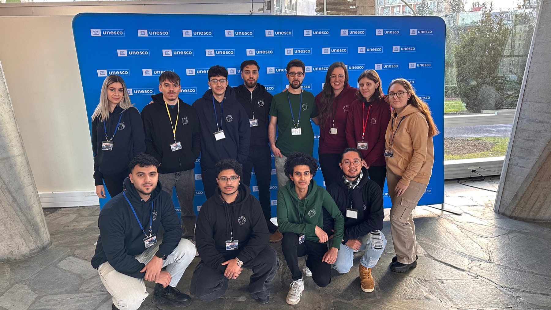 Gruppe in Schoolwear vor einer UNESCO-Fotowand am UNESCO-Hauptsitz in Paris